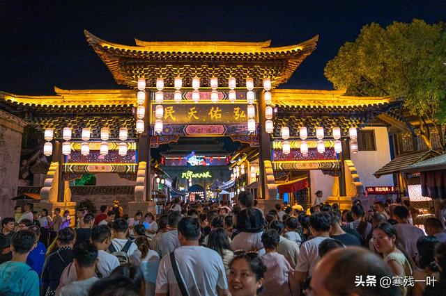 国庆假期首日，浙江象山影视城被挤爆了！游客：低估了夜游的魅力
