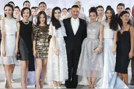 当43岁范冰冰和43岁李小璐站在一起，差距有多大！图片