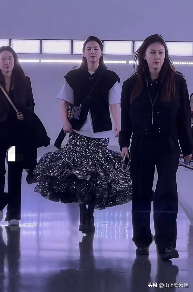 没想到，刘亦菲会被一个工作人员抢了风头黑衣服小姐姐的颜值好高
