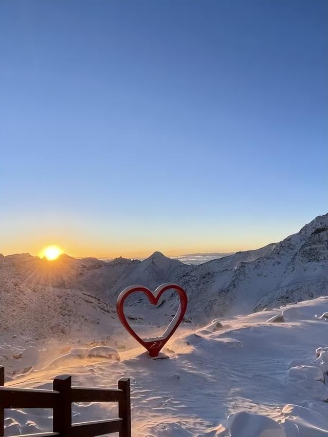 达古秋韵｜当第一缕晨光吻过云海，这里正上演秋日的浪漫相遇