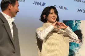 赵丽颖亮相东京电影节映后白色高领毛衣软呼呼好可爱台上比心好甜图片