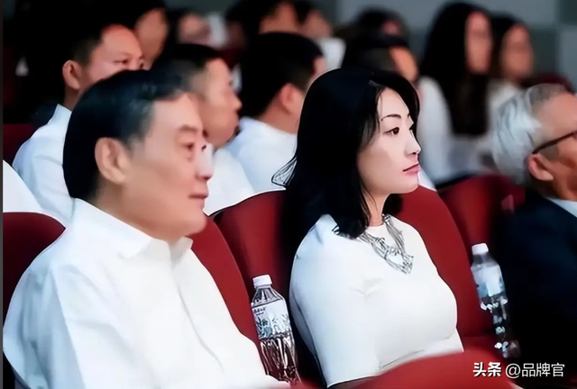 “消失”超两个月后，宗馥莉被爆已回公司上班，反击时刻要来了？