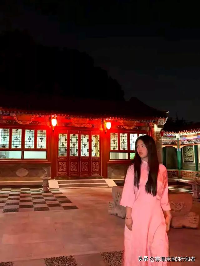 李湘的女儿王诗龄在自家北京小院拍照，配这个色调看上去瘆得慌！