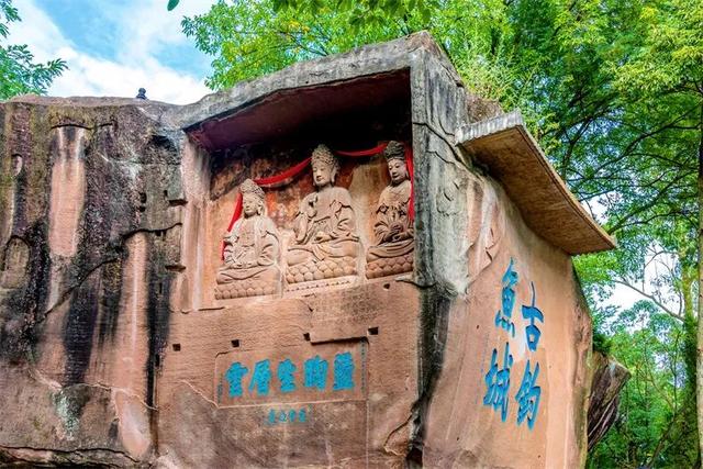 被重庆光芒掩盖，这座小城被一碗“刨猪汤”带火，景点几乎免费看