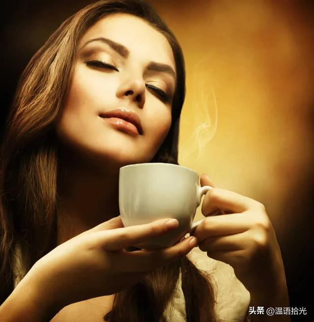 女人暗示亲密关系，会有几个表现，掩不住的信号，男人别装傻