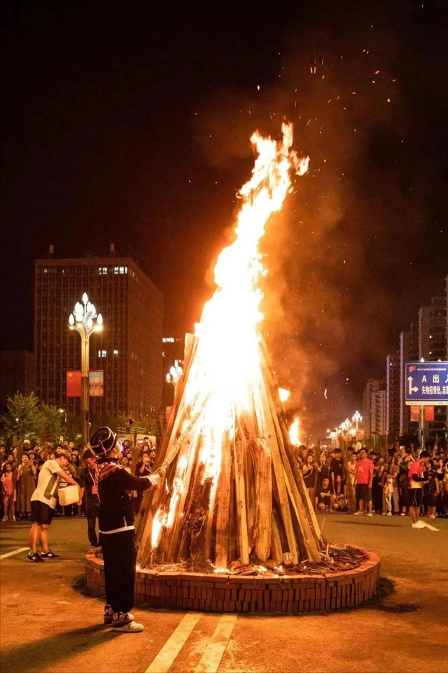 万人狂欢！西昌火把节点燃夏日激情，攻略全揭秘！