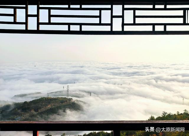 太原：立冬雨过现云海 西山之巅观“仙境”