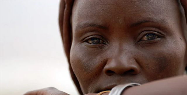 非洲纳米比亚“红泥人”：女人一生都不洗澡，多数男孩活不到15岁