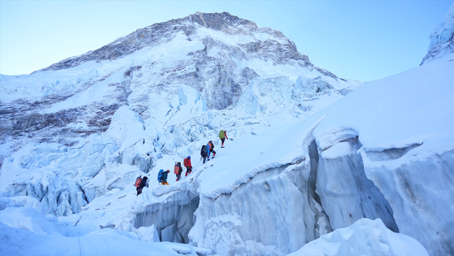 男子成功登顶珠峰，下撤途中却被夏尔巴向导多次抛弃，结果如何？