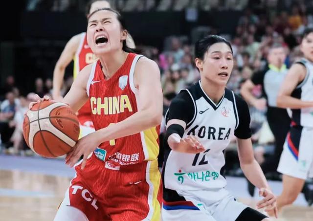 大喜讯！中国女篮81-69大胜美国，成功卫冕，宫鲁鸣陷入尴尬