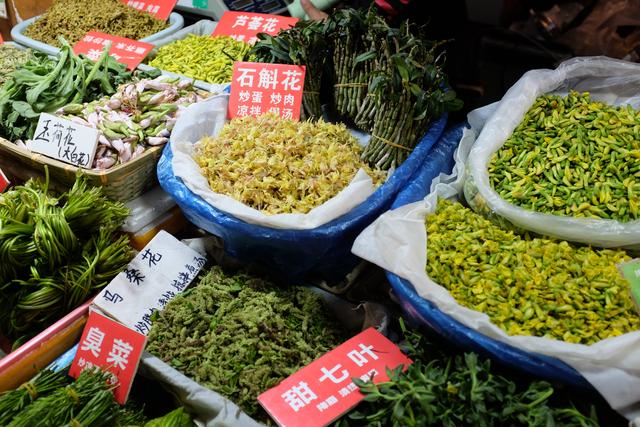 昆明东华农贸市场一个摊位居然有百种新鲜蔬菜