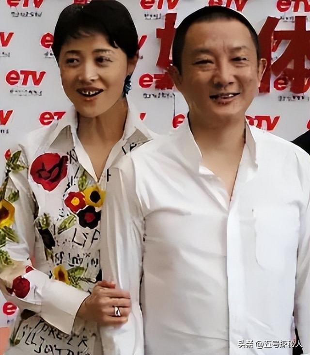 与四婚名导同居三年流产两次不结婚，转身下嫁穷小子，如今咋样？