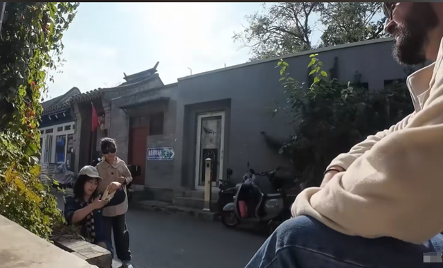 美国博主第一次来中国旅游，一天后直言：中国到处充满“危险”