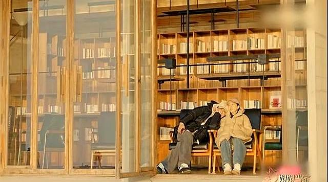 董璇与新婚老公聊天，位置摆低，介意过往	，网友眼里的她却很优秀