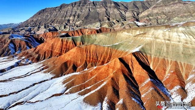 冬日限定！昌吉百里丹霞披上“三色纱衣”，红绿白交织宛如大地油画