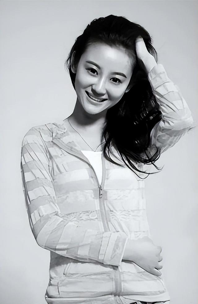 原来她早已去世，26岁全身溃烂因癌症而亡，被家人“吸血”多年！