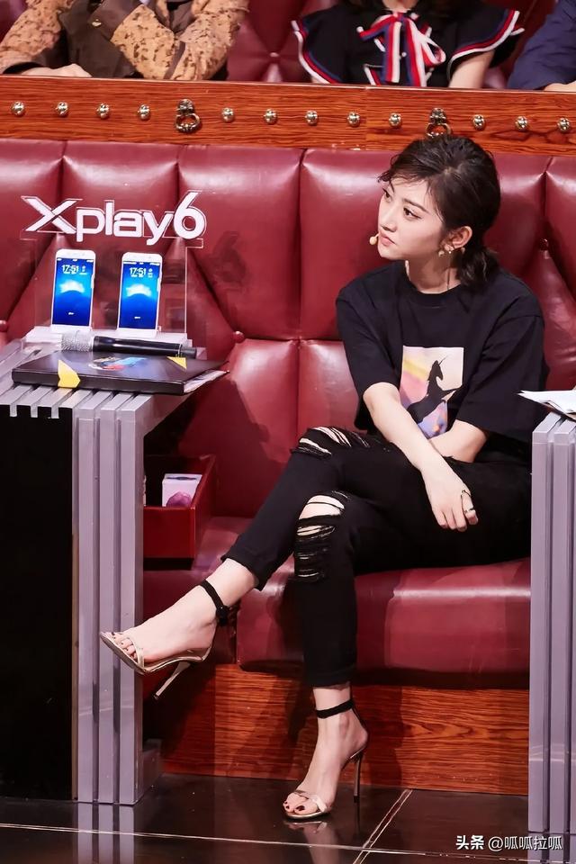 别眨眼！女星穿紧身牛仔裤狂炫身材，细腰翘臀的暴击谁顶得住