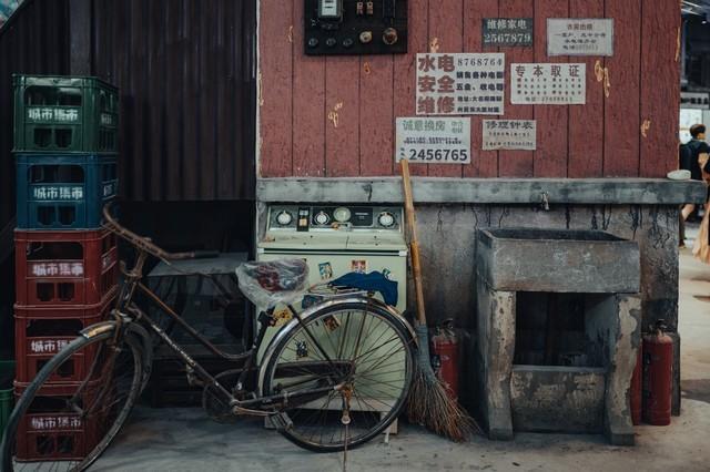 我在酒吧兼职调酒，一个风韵犹存的少妇成了常客，她只点我调的酒