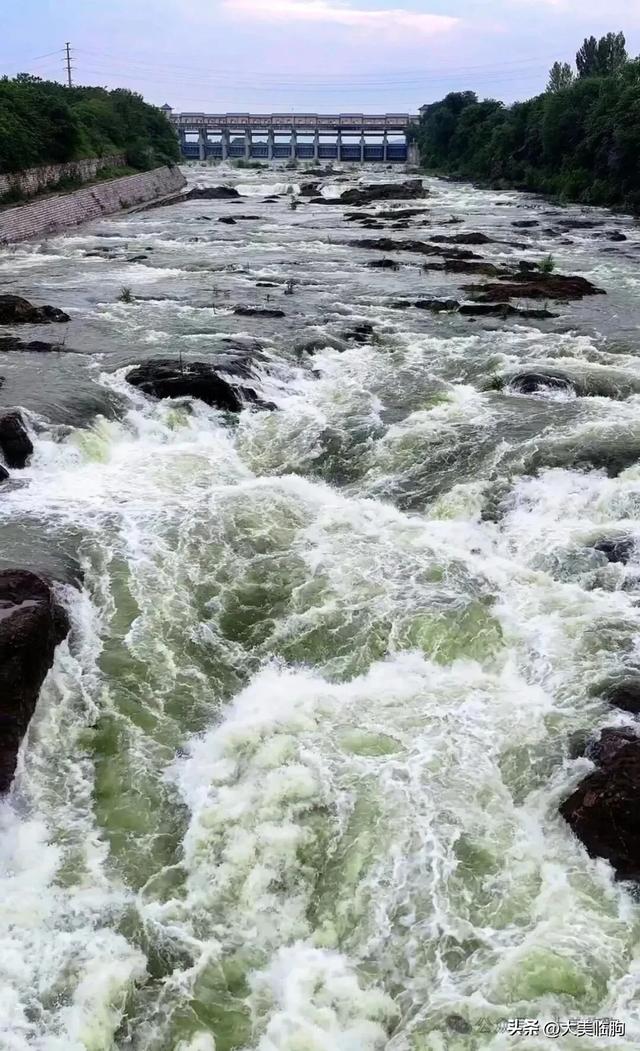 雨后的临朐各地，山林湿漉漉的，河水清澈见底，令人羡慕