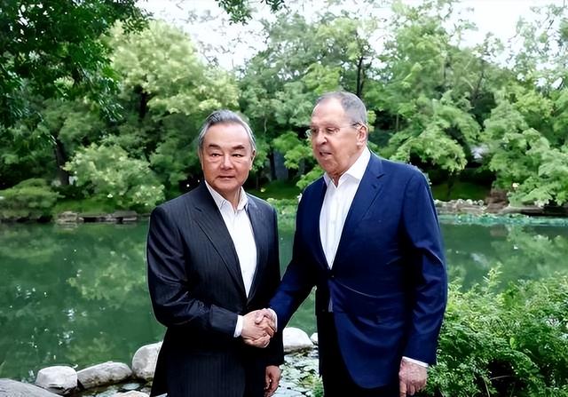 1200万发炮弹到位？拉夫罗夫赶到中国，普京明白：该向中国交底了