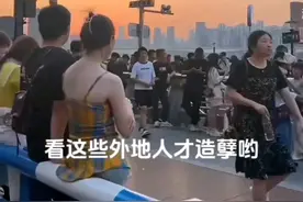 笑了！重庆男子说：43度高温，外地人花几千块来晒太阳，太造孽了图片