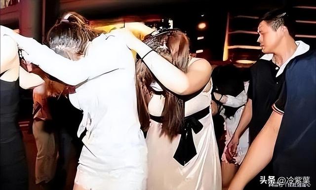 499隔衣服摸胸！私人影院暗藏涉黄：299元起步撕丝袜，还有更过火