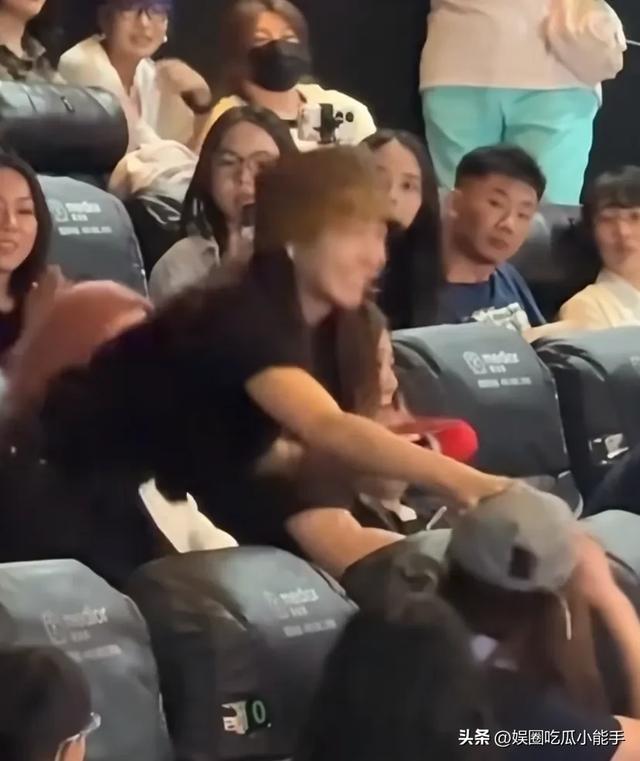 宋茜陈梦逛街被偶遇，两人聊的特别开心，陈梦笑的眼睛都成一条缝