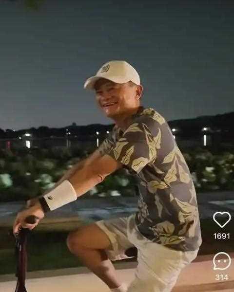 60岁马云西湖夜骑兜风，骑万元自行车，笑容满面热情打招呼