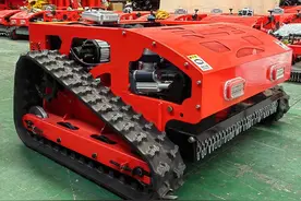 轻巧好用，远程遥控的履带割草机作业现场图片