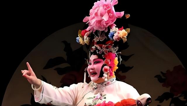吃里爬外，永不回国？她带领30名演员选择留美，如今年过花甲归来