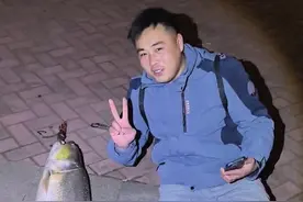 江西男子钓到56斤重的鳡鱼，骑车绕城5小时炫耀：如果不冷要逛到天亮！图片