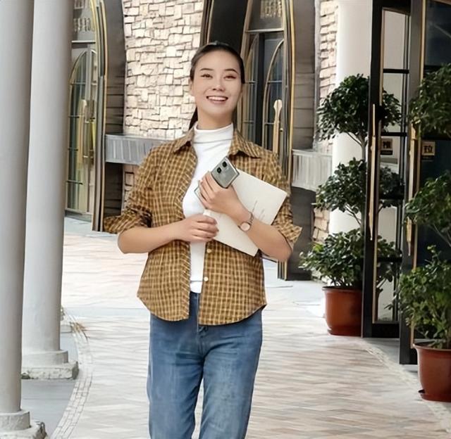 女民兵李思颖阅兵结束回家，母亲官宣其新身份，太牛了！全网恭喜