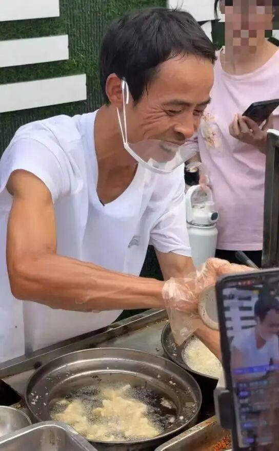 你愿意为“鸡排哥”排队吗