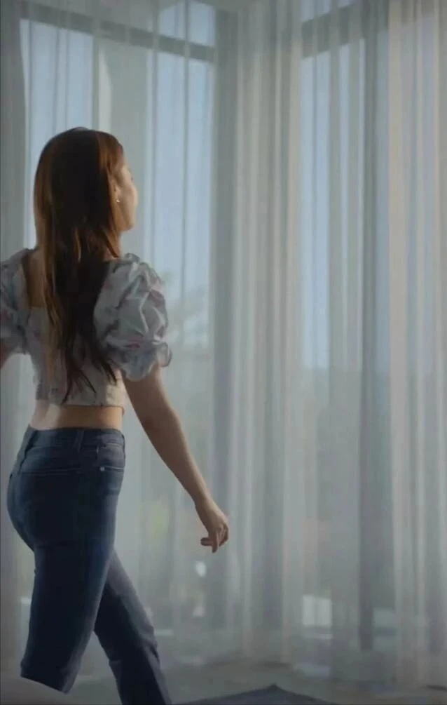 刘亦菲在家玩自拍	，不料被镜子“出卖”了，网友直呼：好女人啊！