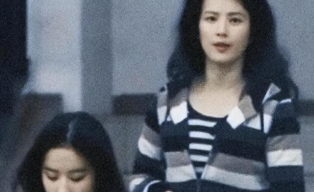 刘亦菲母亲刘晓莉：今66岁仍单身，身材傲人，长得比女儿还漂亮