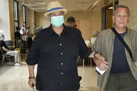 孟海葬礼，洪金宝拄拐送别伤心憔悴，17岁女儿捧遗照亲友泪流不止图片