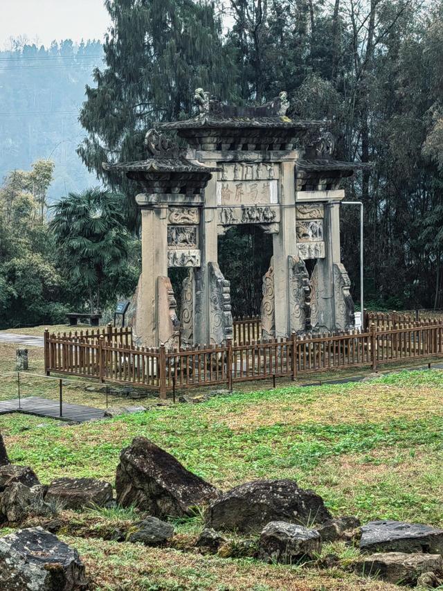 我国有甘孜藏族自治州、恩施土家族苗族自治州等30个自治州