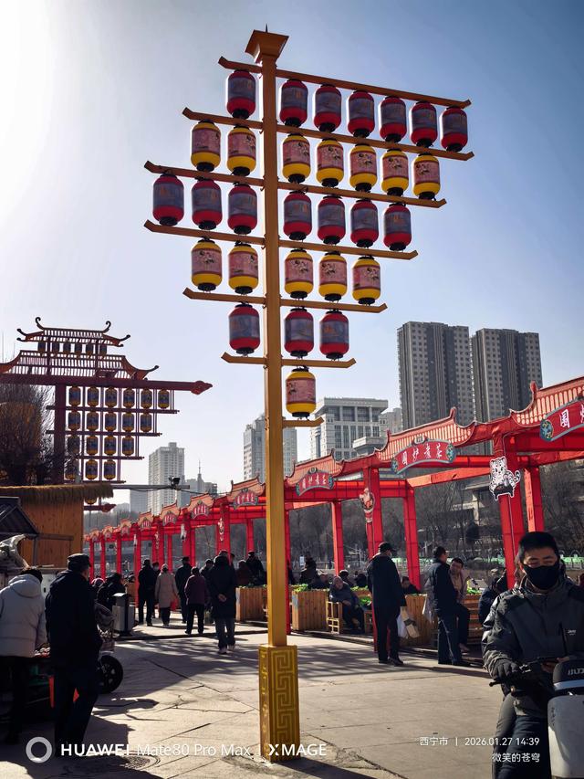 河里的冰随水流，冬天的冷还是浅了点……