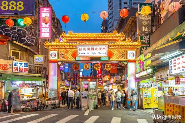 台北水舞嘉年华、双水舞共演、卡通IP巨型气偶、舞台表演一次看！