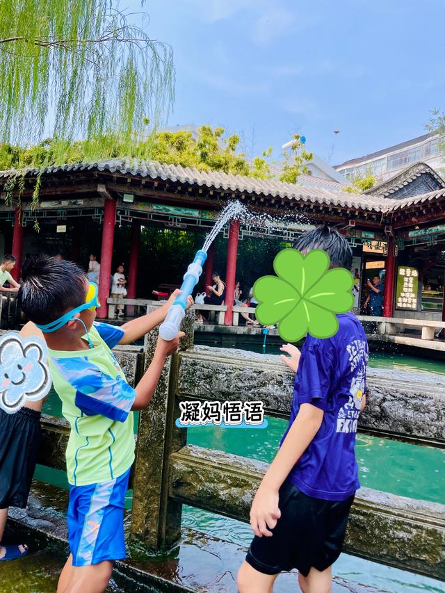 不是版纳去不起，是五龙潭更有性价比！免费儿童泼水天堂，娃玩疯