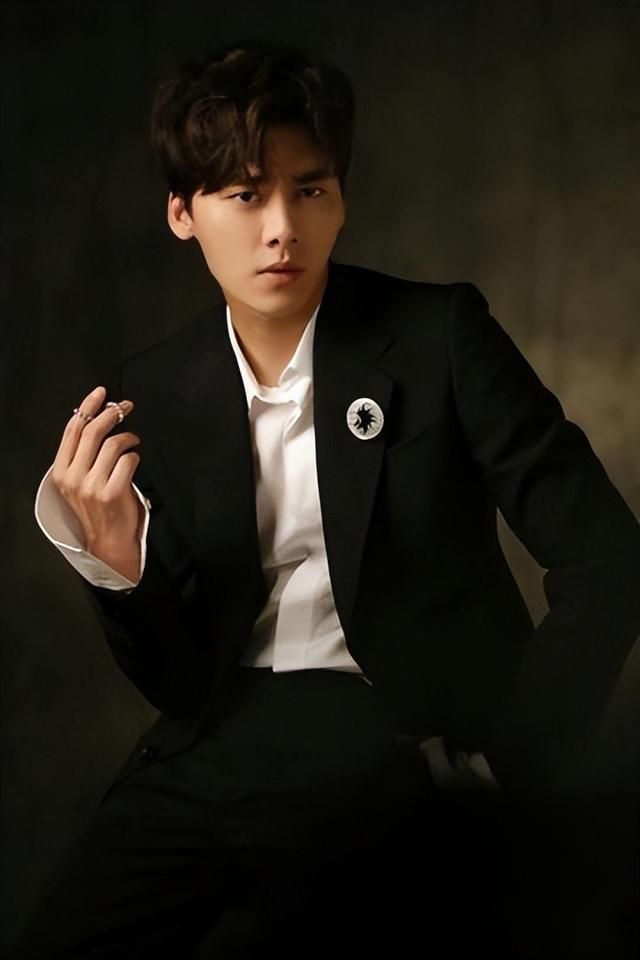 善恶终有报！移居英国仅2年，57岁吴秀波再迎噩耗，步李易峰后尘