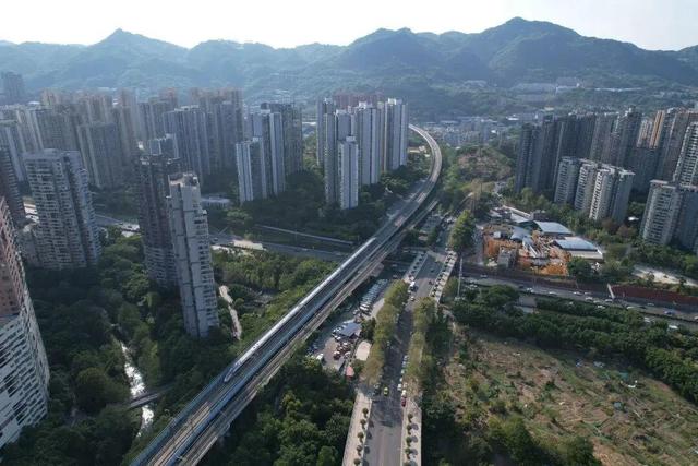 铁路桥惊现第五层！网友：魔幻城市名不虚传！