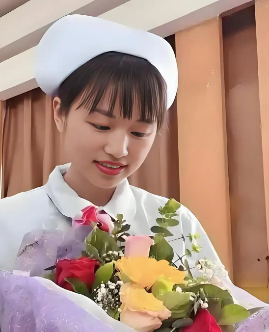 原来我们被骗了！官媒揭最快女护士真实一面，内容披露，家属回应