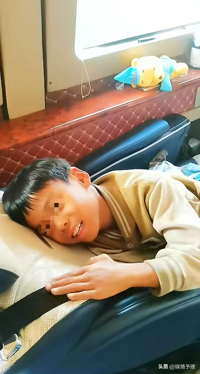 亲爹把儿子扔新疆国道上，妈妈烈日徒步1.5公里寻找，后续很寒心