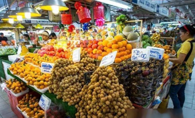 泰国大量水果腐烂，因为摊上的一句中文，中国游客：自己留着吧