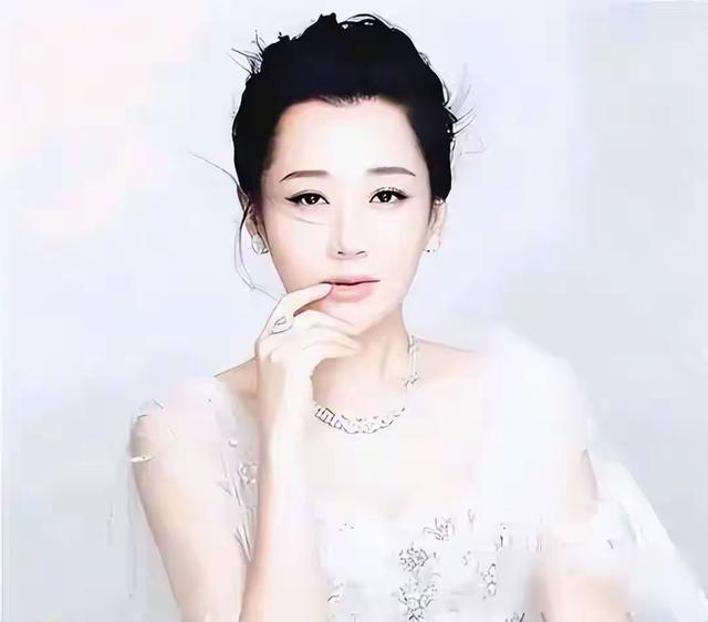 她一生“风流成性、老少通吃”，撩汉无数，如今56岁依旧貌美如花