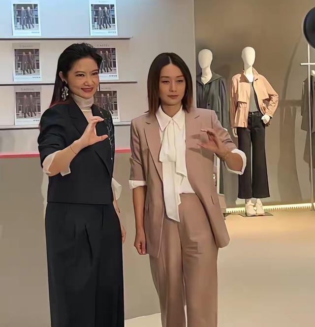 上海大丸商场见到马伊琍本人，20岁身材50岁脸，打扮粉嫩难掩老态