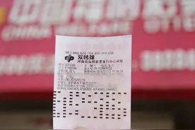 若彩票中了大奖，领奖需要注意啥？如何防止彩票被工作人员调包图片