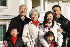 湖北抱养女孩，为报答养父母，嫁给大十岁哥哥，真是可惜。图片