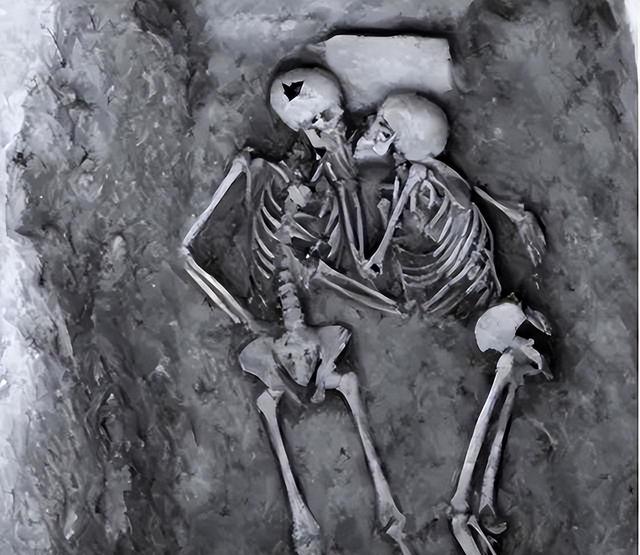 伊朗一对“情侣”躲进谷仓中拥吻，被发现时，已经吻了2800年